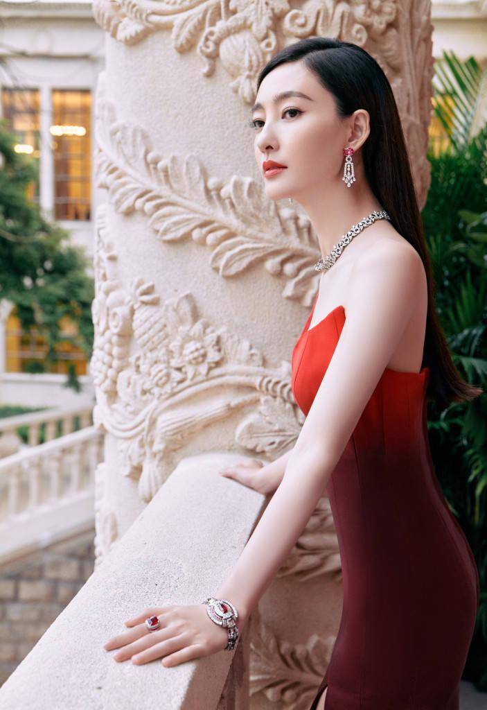 王丽坤宝格丽活动造型写真华美绽放 红裙珠宝高贵优雅光彩照人_好身材