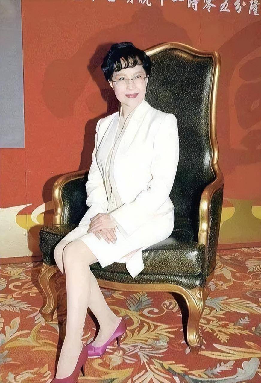 艳星狄娜:一脱成名逢戏必火,中年却回大陆,为祖国投资导航事业_tina