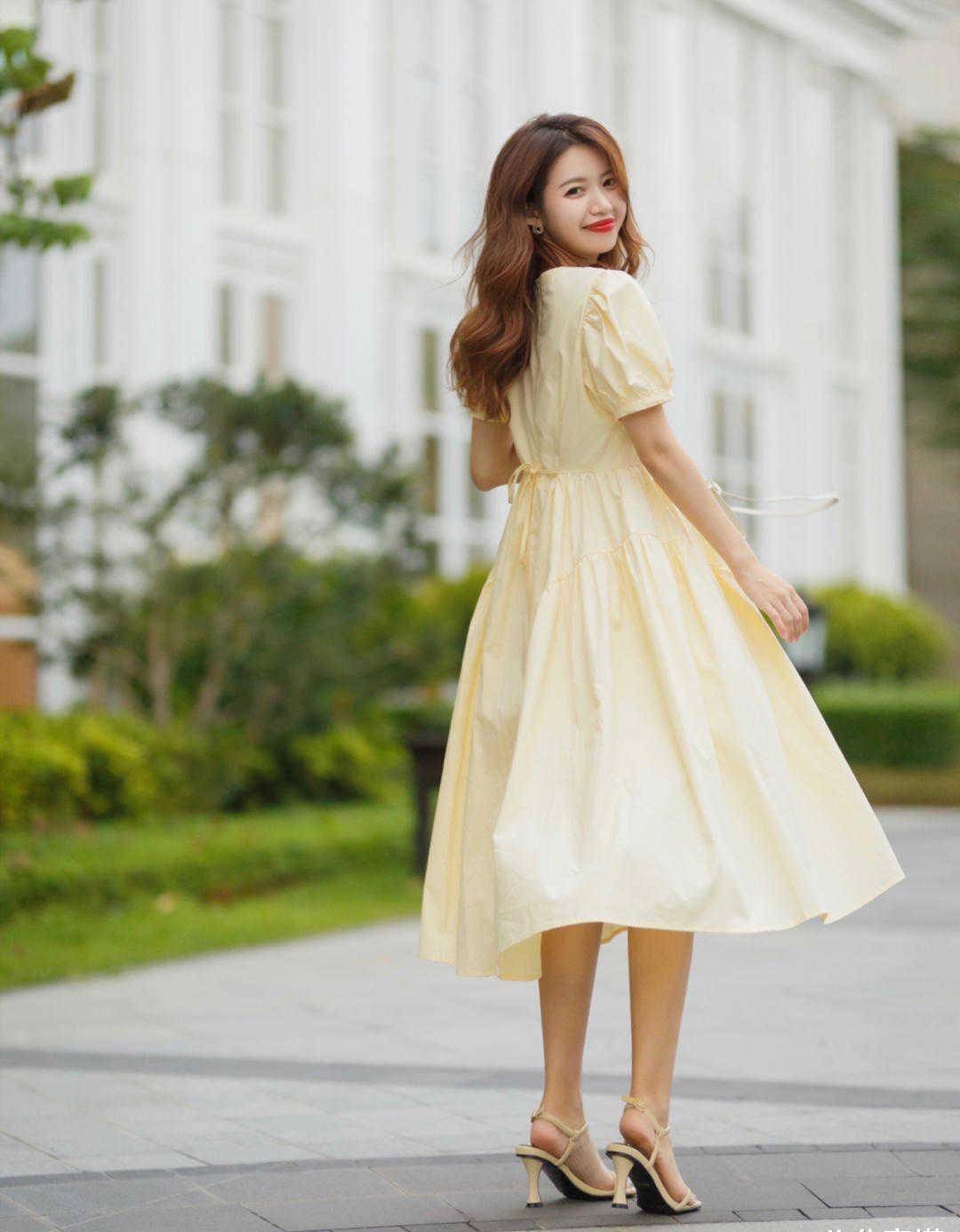 气质女神都爱这样穿,大波浪卷发搭配连衣裙,自带仙女感满分_裙子_时尚