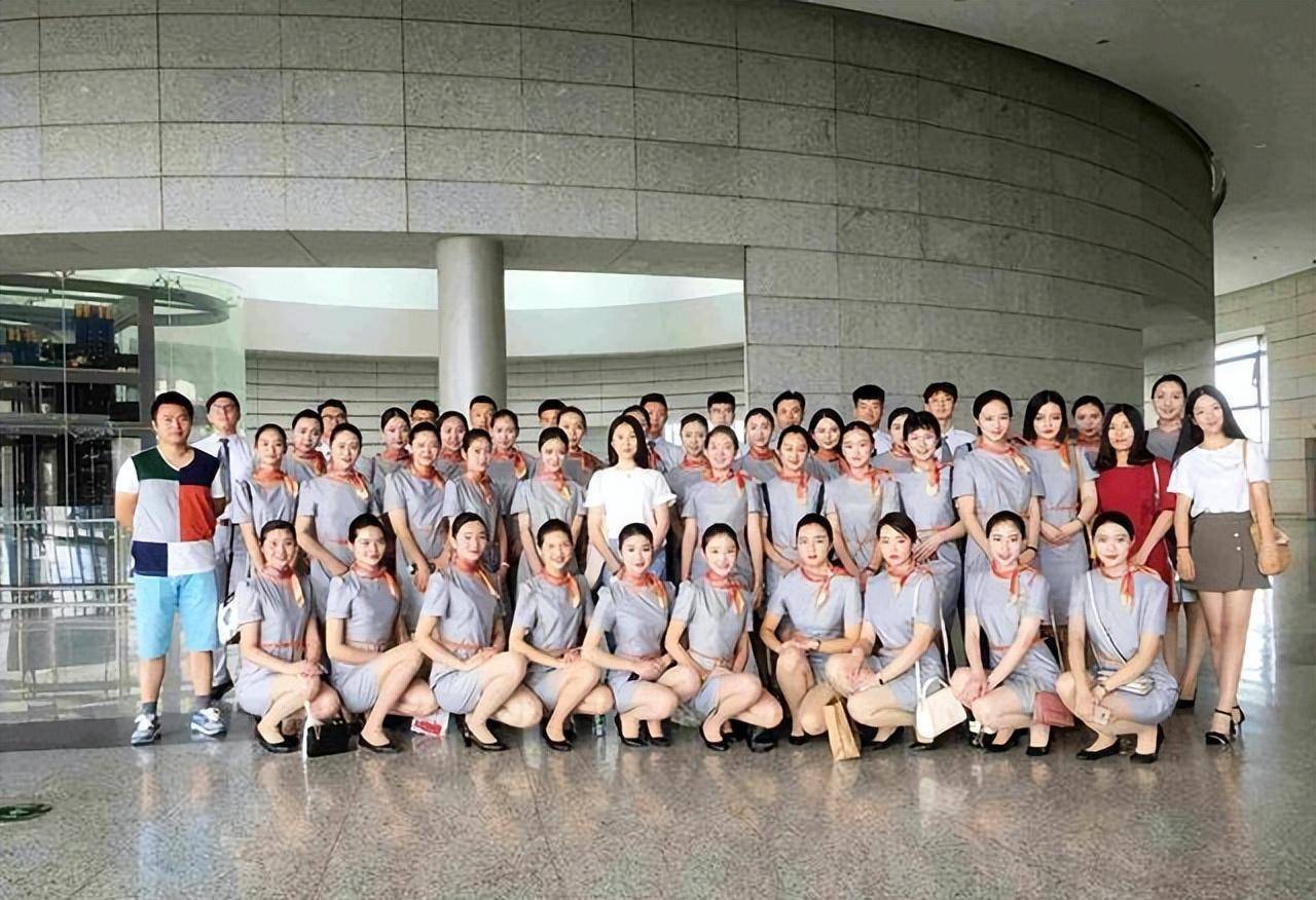 虽然空乘是近几年才流行起来的专业,但对于人员的选拔还是比较严格的