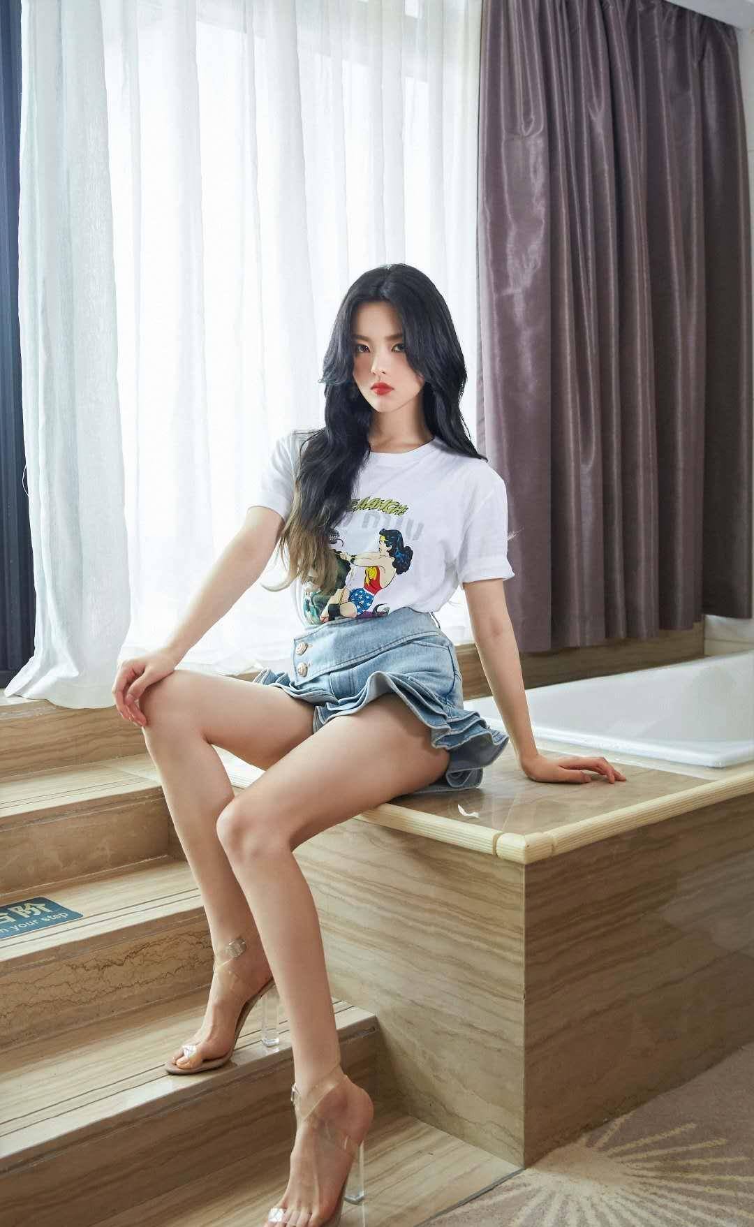 杨超越不仅有运气还有颜值,印花t恤配超短裙,逆天筷子腿不真实_时尚