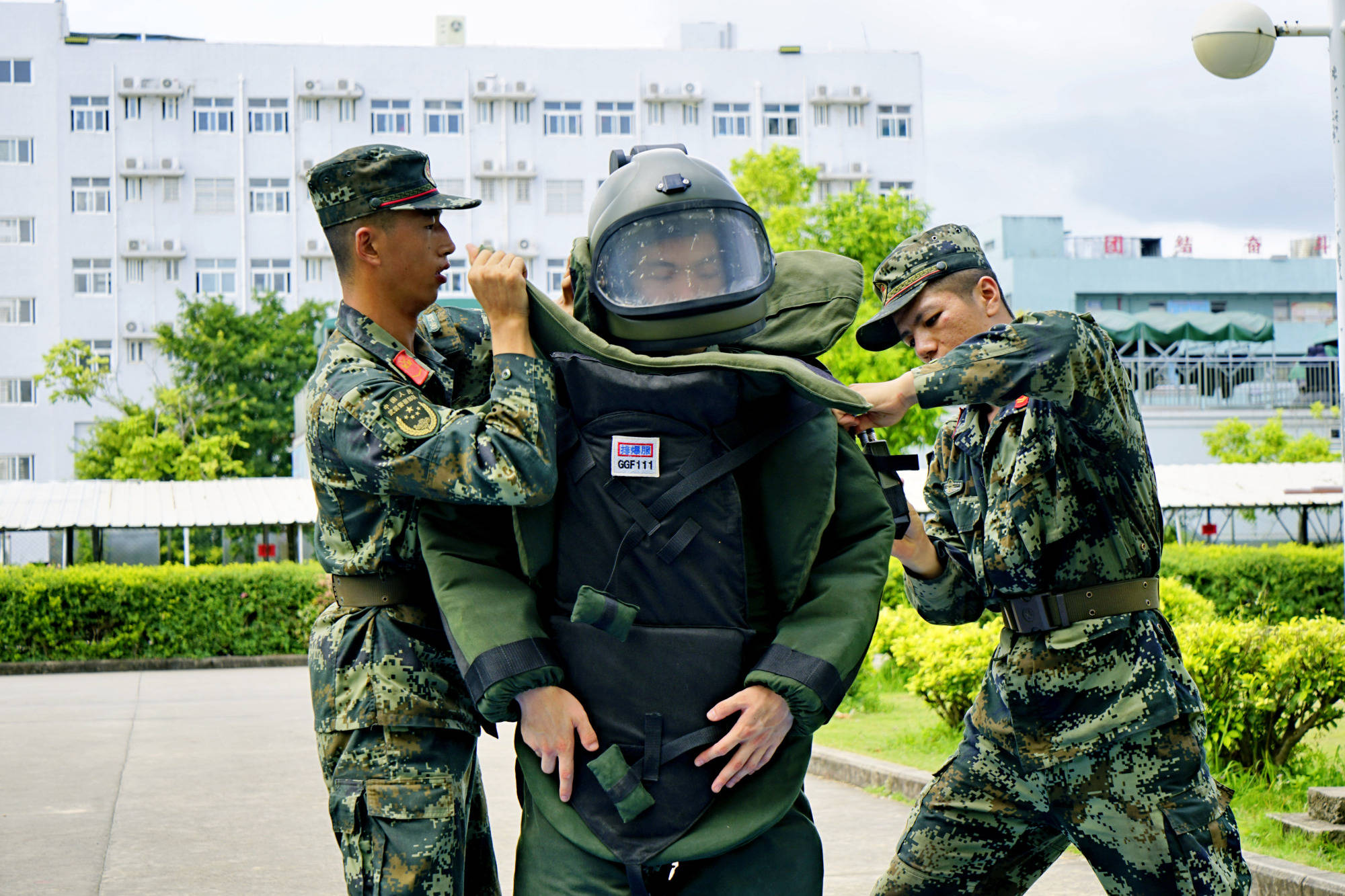 武警第二机动总队某支队开展工兵防化兵种专业考核_救援_穿戴_工程