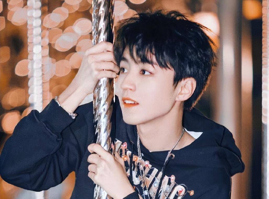 懂事让王俊凯没时间没时间去心疼自己,录《中餐厅》时,油溅到眼睛和