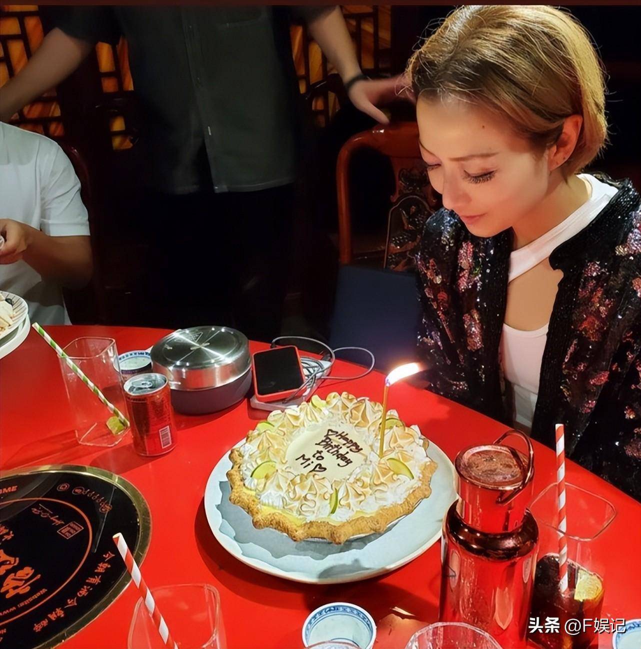 郑秀文生日和娘家人开心庆祝 钟楚红甘比同时献吻_照片_妈妈_弟弟