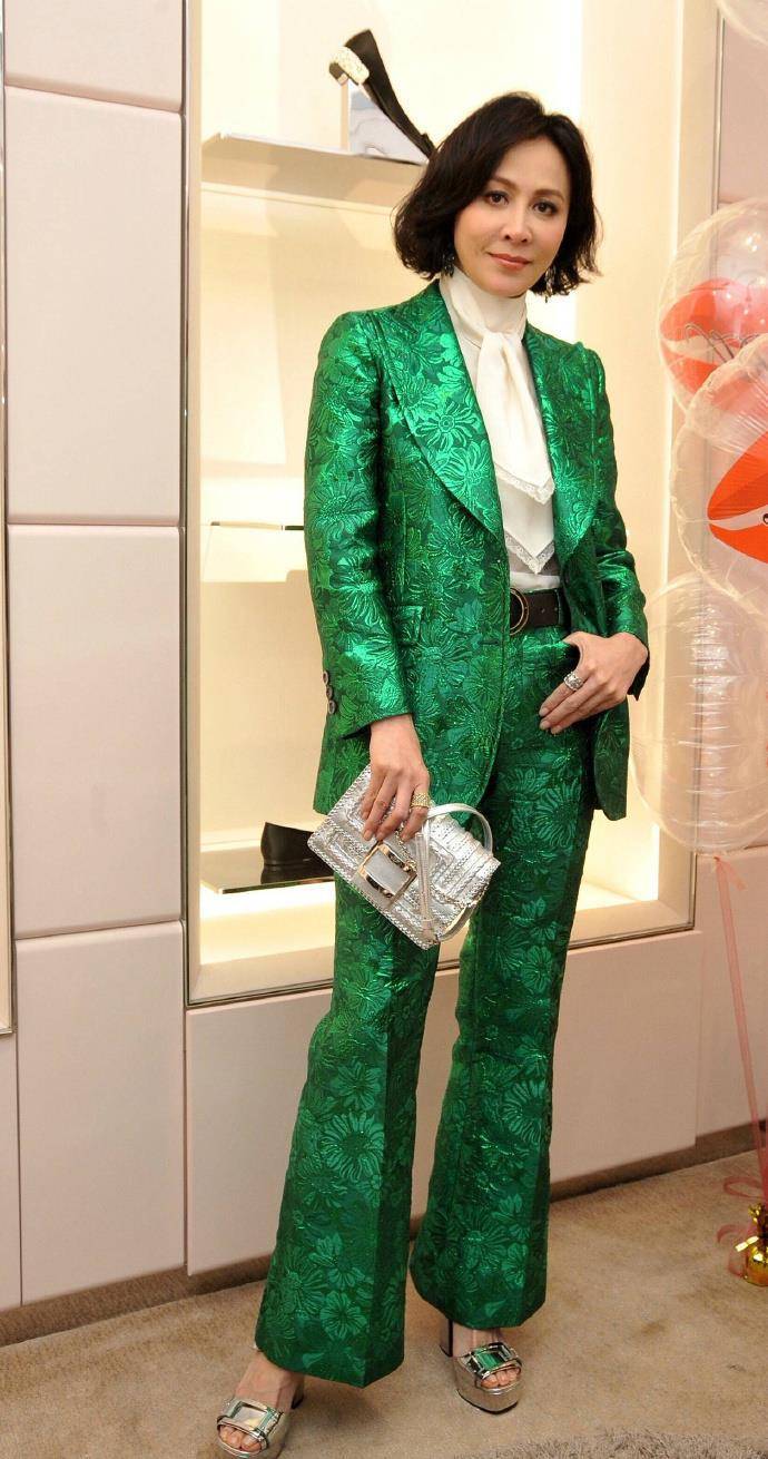 刘嘉玲真不愧是气质女神,穿黑色西服搭配白色阔腿裤,穿出高级感_西装