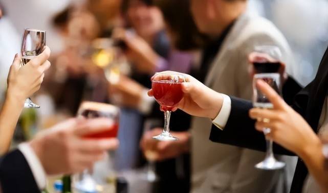 人到中年，飲酒時“4個重點事項”要知道且喝且珍惜，早知早受益