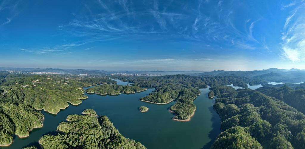 视觉云游|江西赣州:航拍石壁坑水库 蓝天碧水相互映衬生态环境_朱海鹏