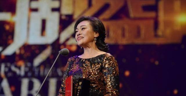 史可奔六岁数曲线发福,"xl"身材穿连衣裙,金光闪闪富婆范十足_印花