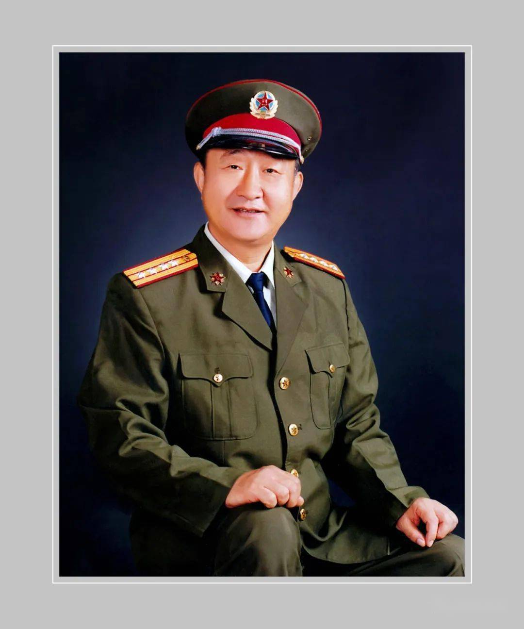徐凤岭,1943年生,1959年入伍,1962年入党,大校,正师职.军旅摄影师.