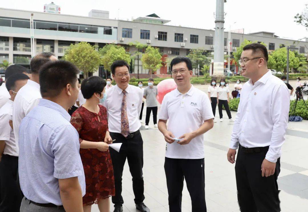 县委书记谢远区,副县长北如参加活动.