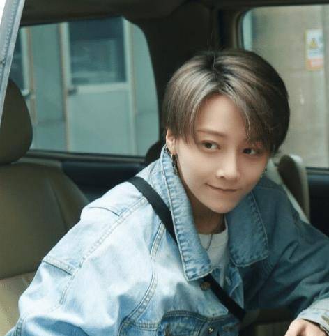 刘雨昕"证件照"疯传,不苟言笑的模样充满高级感,帅的一塌糊涂_风格