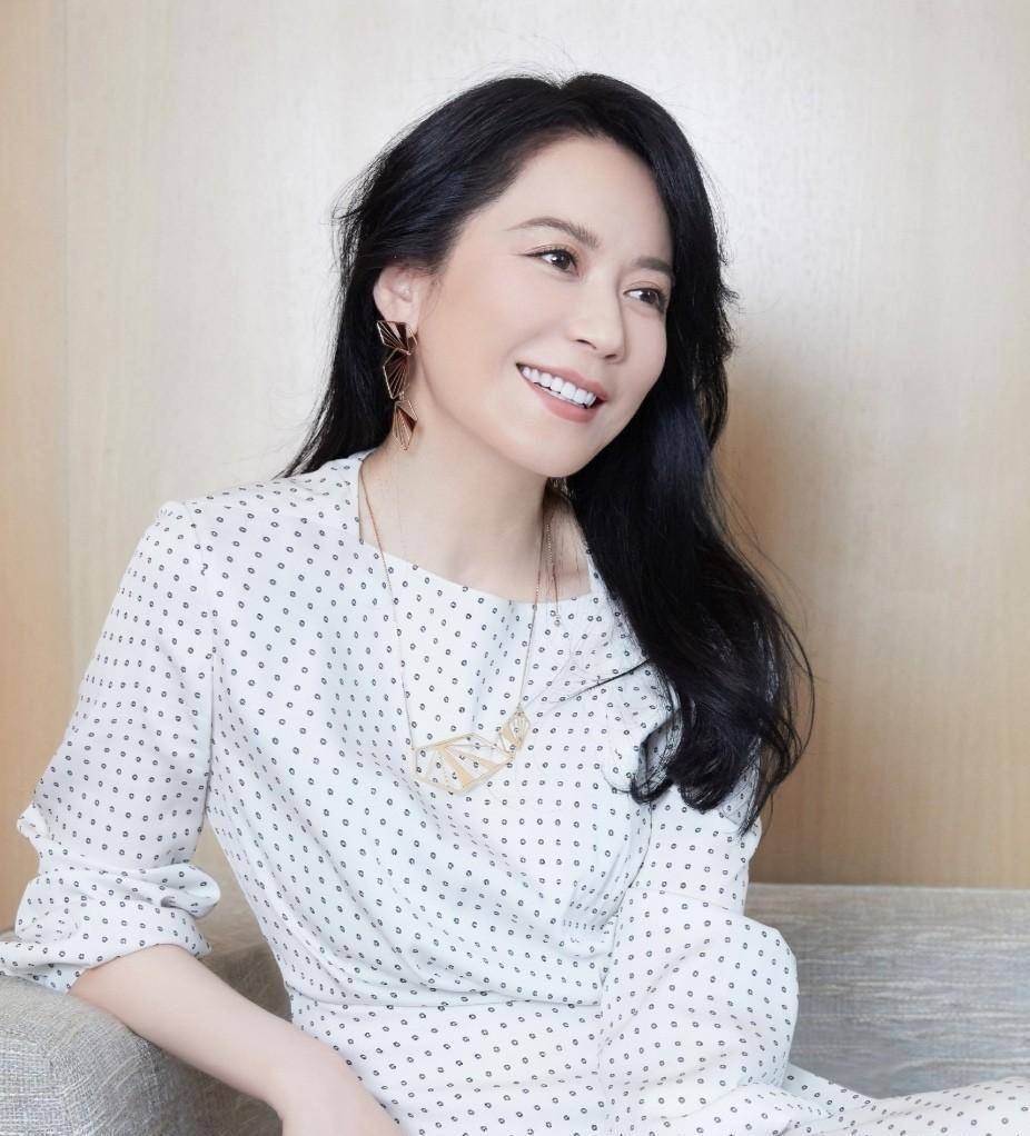 长度,建议大家控制在胸部以上的一个位置,对于中年女性而言是最合适的