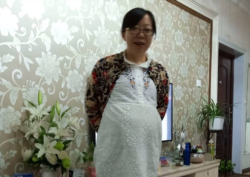 49岁夫妇突发奇想要二胎,女儿破防了,"生了不要让我养就行"_家长_毕业