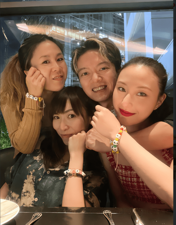 赌王三房长女何超云,和朋友聚会涂着大红唇,像极了年轻时的三太