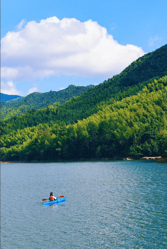 地址:福建邵武市雲靈山景區內 #夏日生活打卡季#據說繞湖一圈就會有