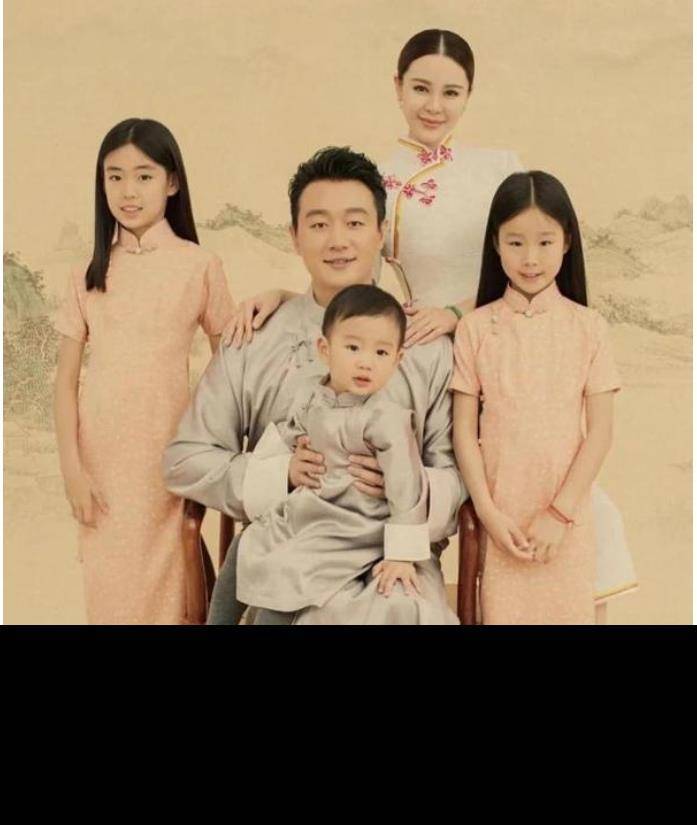 佟大为一家五口拍全家福,俩女儿穿粉旗袍温婉,气质不输妈妈关悦_家庭
