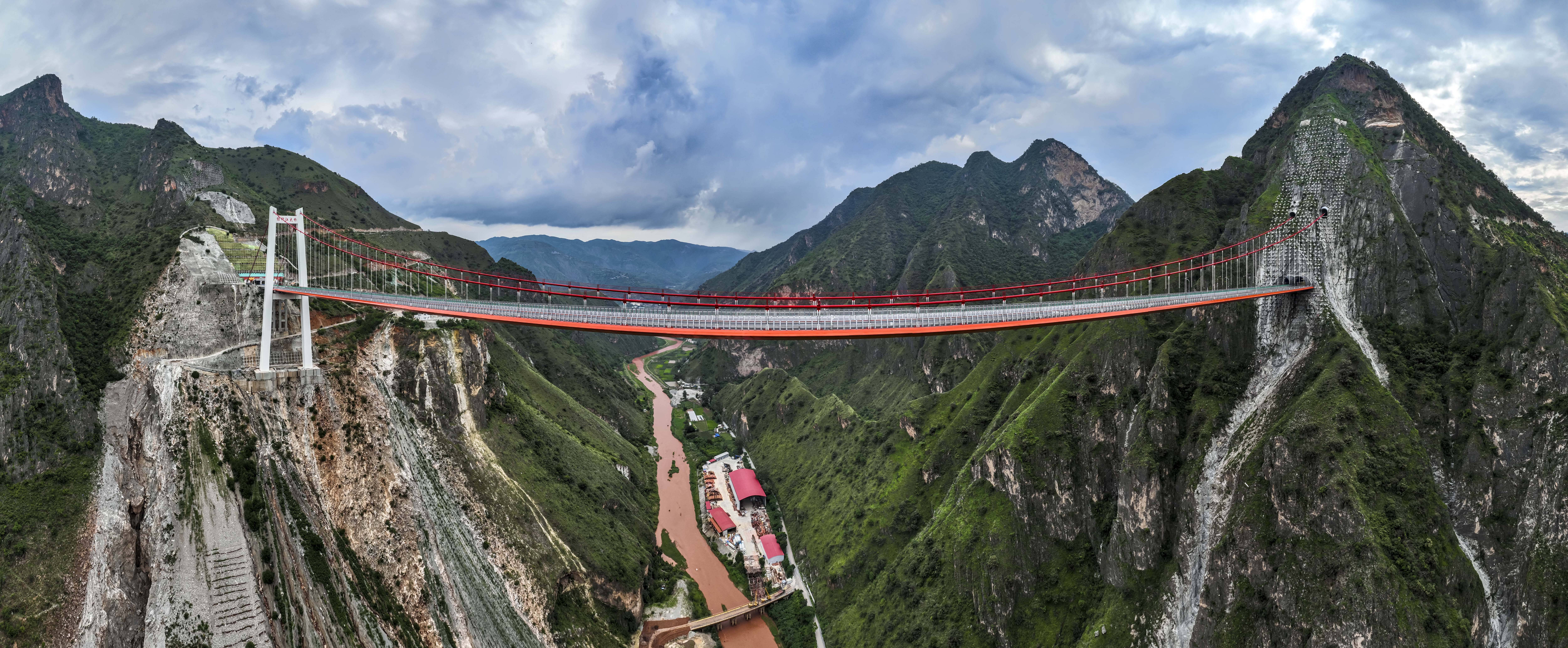 由中铁大桥局承建的玉楚高速绿汁江大桥(8月25日摄,无人机全景照片)