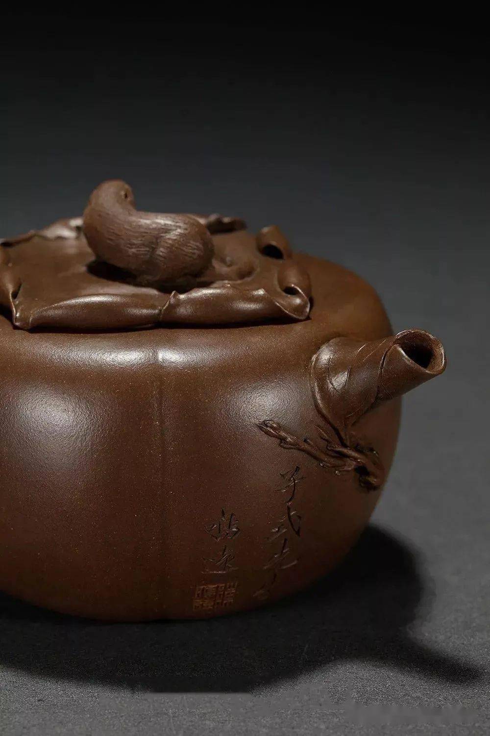 近些年来,随着紫砂壶的收藏和使用价值得到认可,紫砂壶拍卖也是高价频