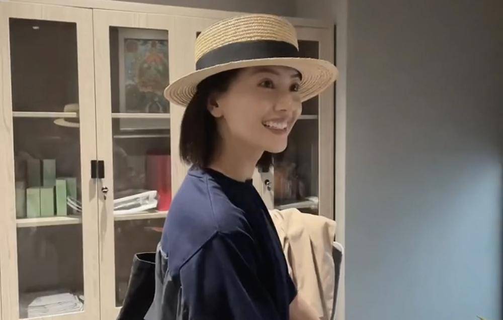 高圆圆上班路透照,穿拼接t恤戴礼帽突击,戴眼镜认真工作样好美_衣品