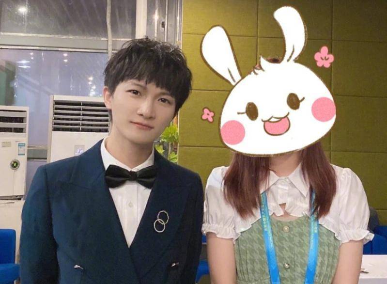 男明星汇演后台跟路人自拍,周深邓伦吸睛,杨洋身姿太优越了吧_姐姐_王