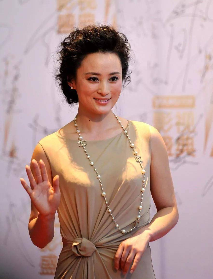 蒋勤勤差点翻车,穿时尚长裙配"大妈发型",全靠高颜值撑起气质_显得_小