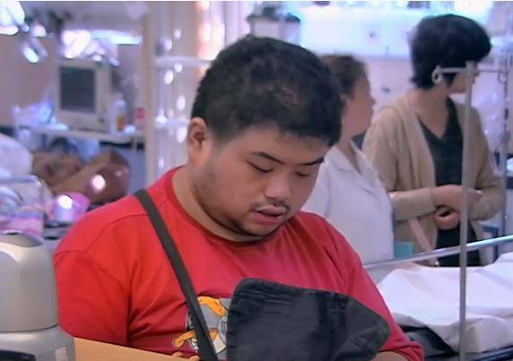 父亲病危没钱治疗,儿子无奈四处借钱,归来时父亲却没了_肖斌_病情_肖