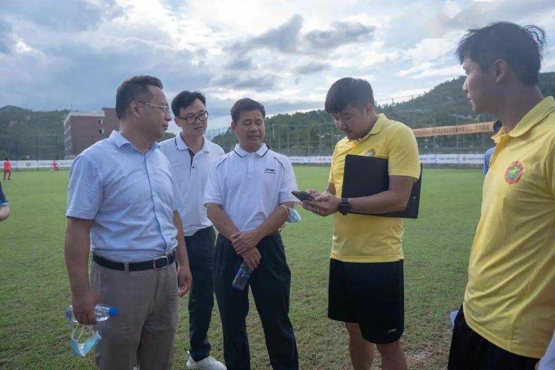 广东省教育厅二级巡视员邱克楠同志一行到五华横陂足球特色小镇视察!
