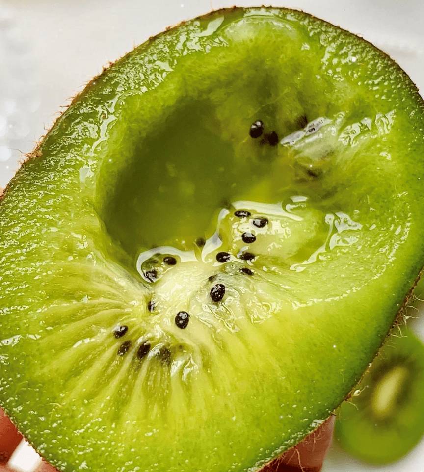 卸下一缕薄衣,深得多肉鲜甜一口咬下去饱满的汁水满溢口腔猕猴桃不仅