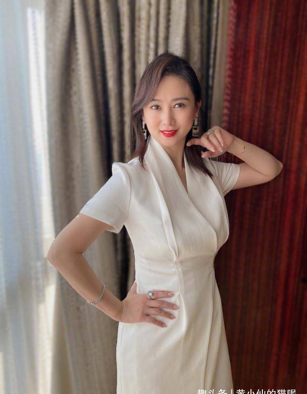 翁虹的"肉感身材"真撩人,穿丝绒旗袍撑得很满,美得优雅又贵气_时尚