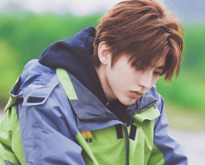 蔡徐坤肤色肤质更好,黄旭熙骨相很大气,拍硬照会更有优势_lucas_五官