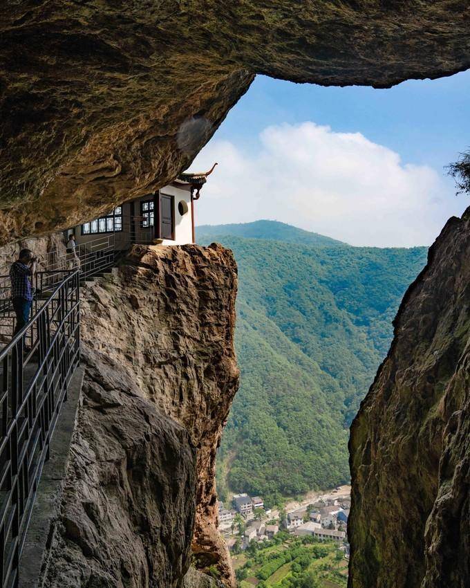 方洞,懸崖峭壁間架懸空鐵橋,觀光棧道邊就是萬丈深淵_景區_洞口_棧道