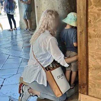 【意·争议】威尼斯景区一母亲让儿子随地小便!照片全网疯传,舆论爆了_圣马可广场_留言_酒吧