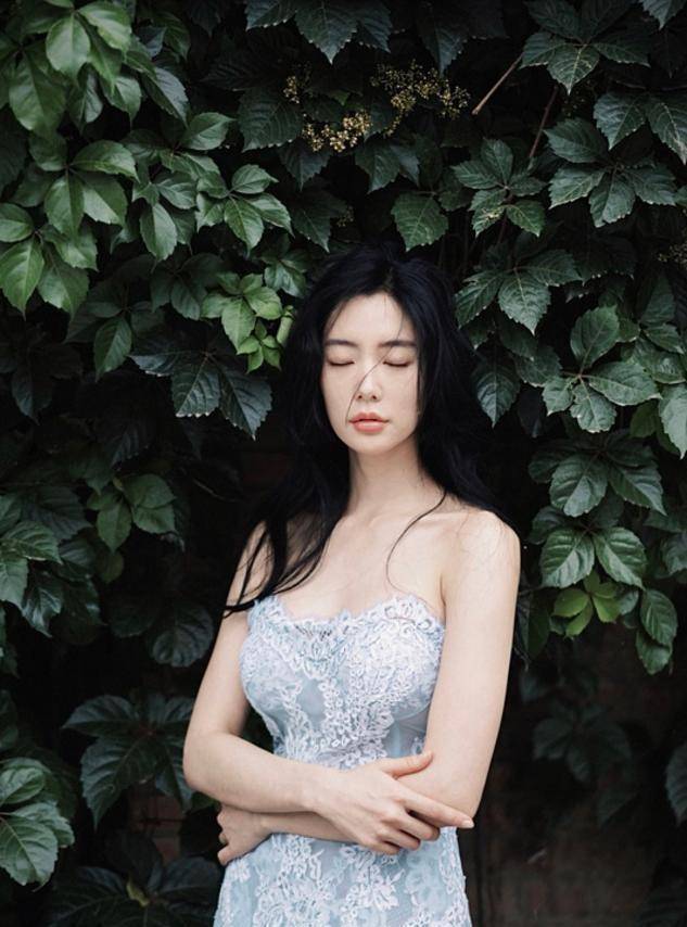 克拉拉最新大片曝光,穿挂脖开衩黑裙大秀身材,凹凸曲线真让人羡慕