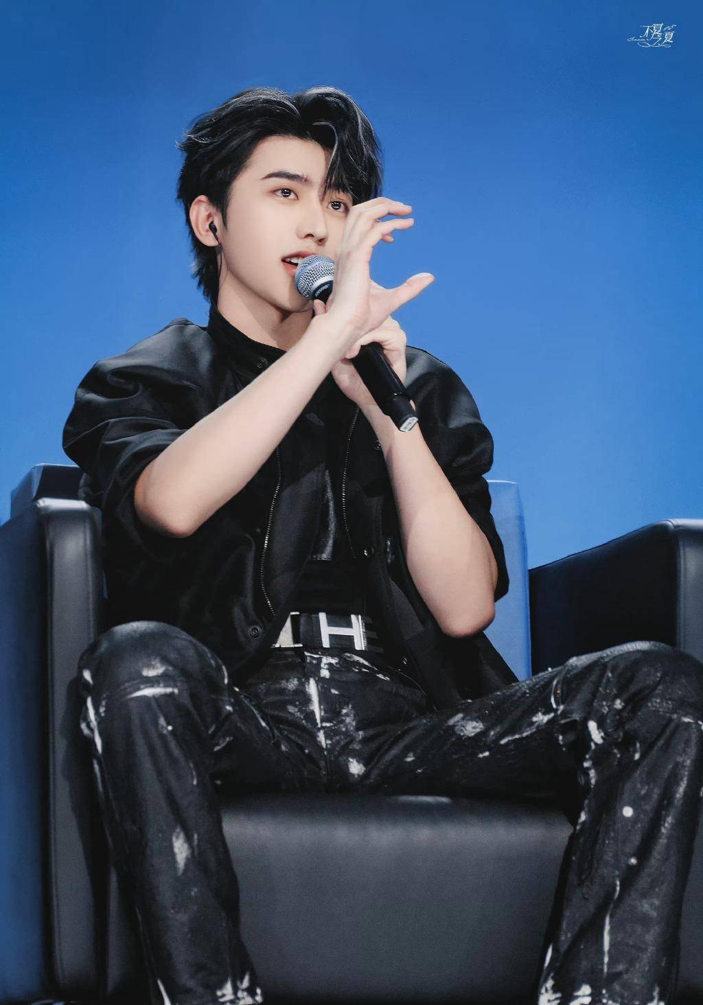 蔡徐坤在《沸腾校园》把拴q说成3q,冲浪了,但没有冲明白_坤坤_风而已