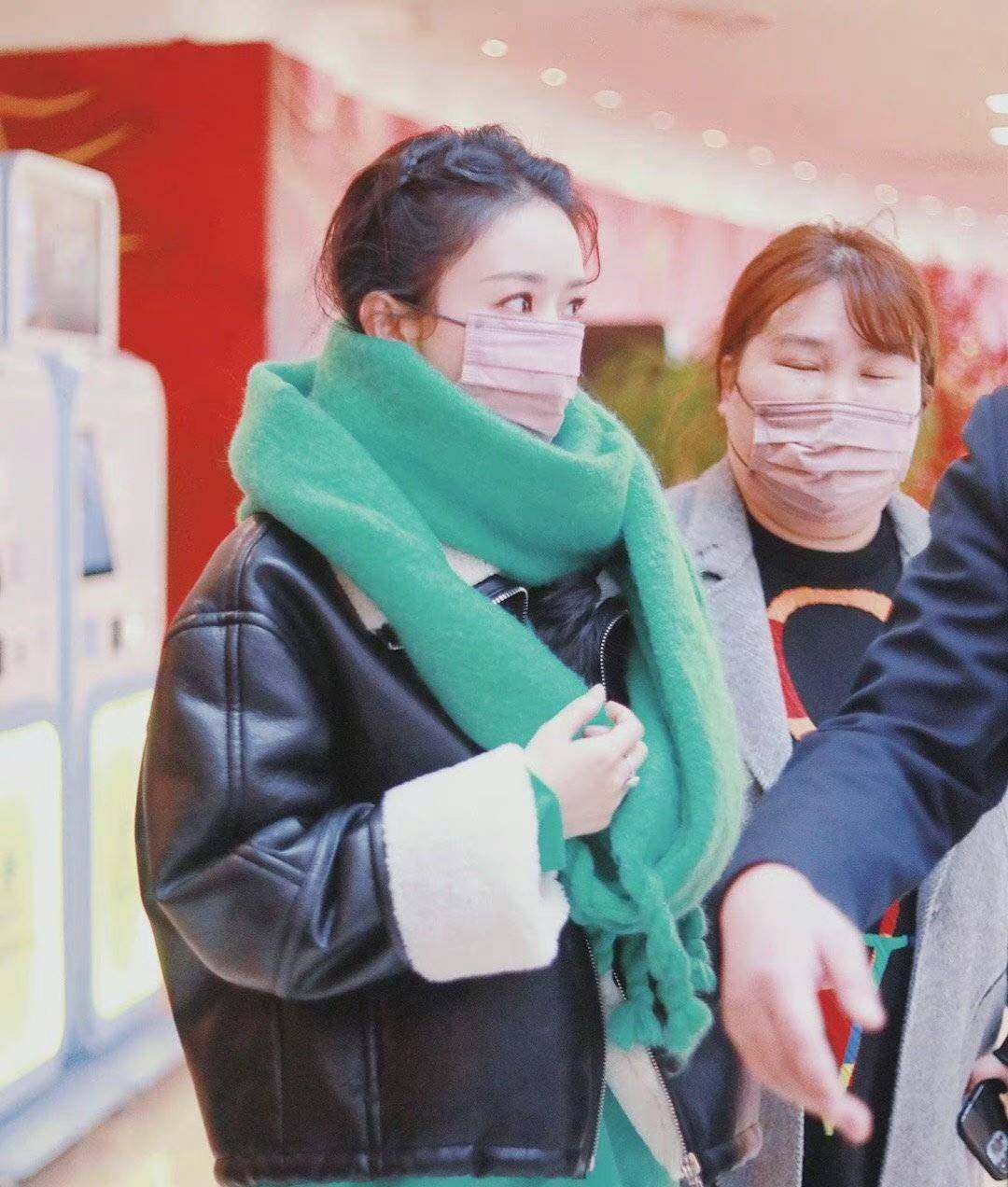 赵丽颖现身舞台彩排现场,绿色大围巾保暖舒适,颖火虫们太热情_时尚