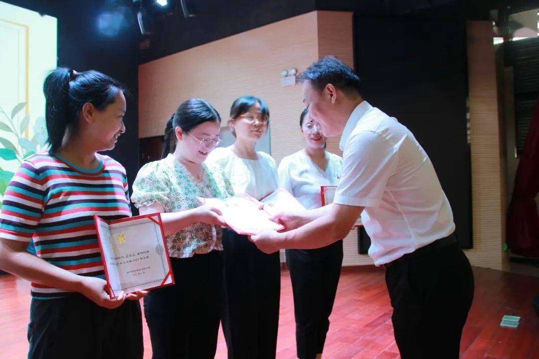 筑梦——白沙小学2022学年"青蓝工程"师徒结对仪式_徒弟_毛伟建_成长