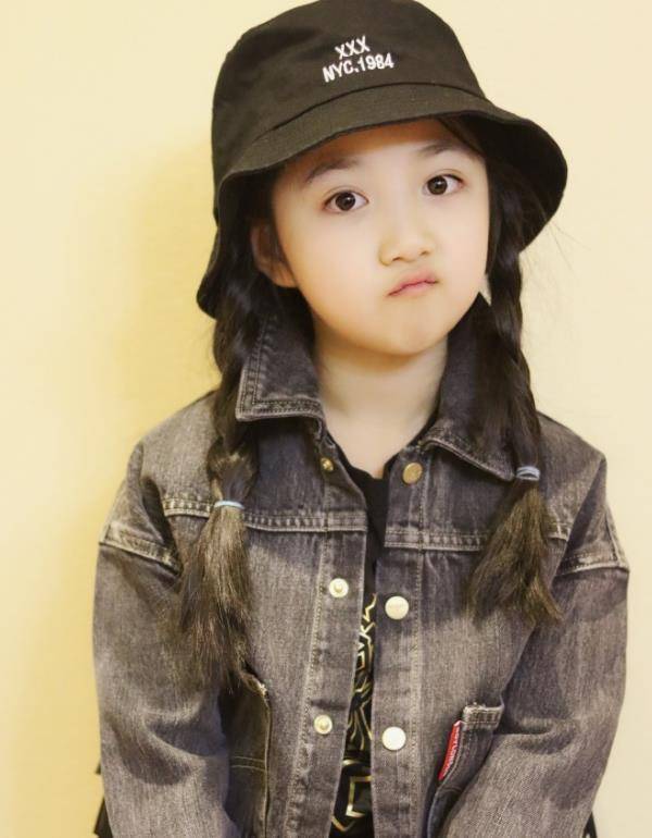 千玺"妹妹"因颜值高被禁止整容,7岁浓眉大眼,精致到让我心动_易烊