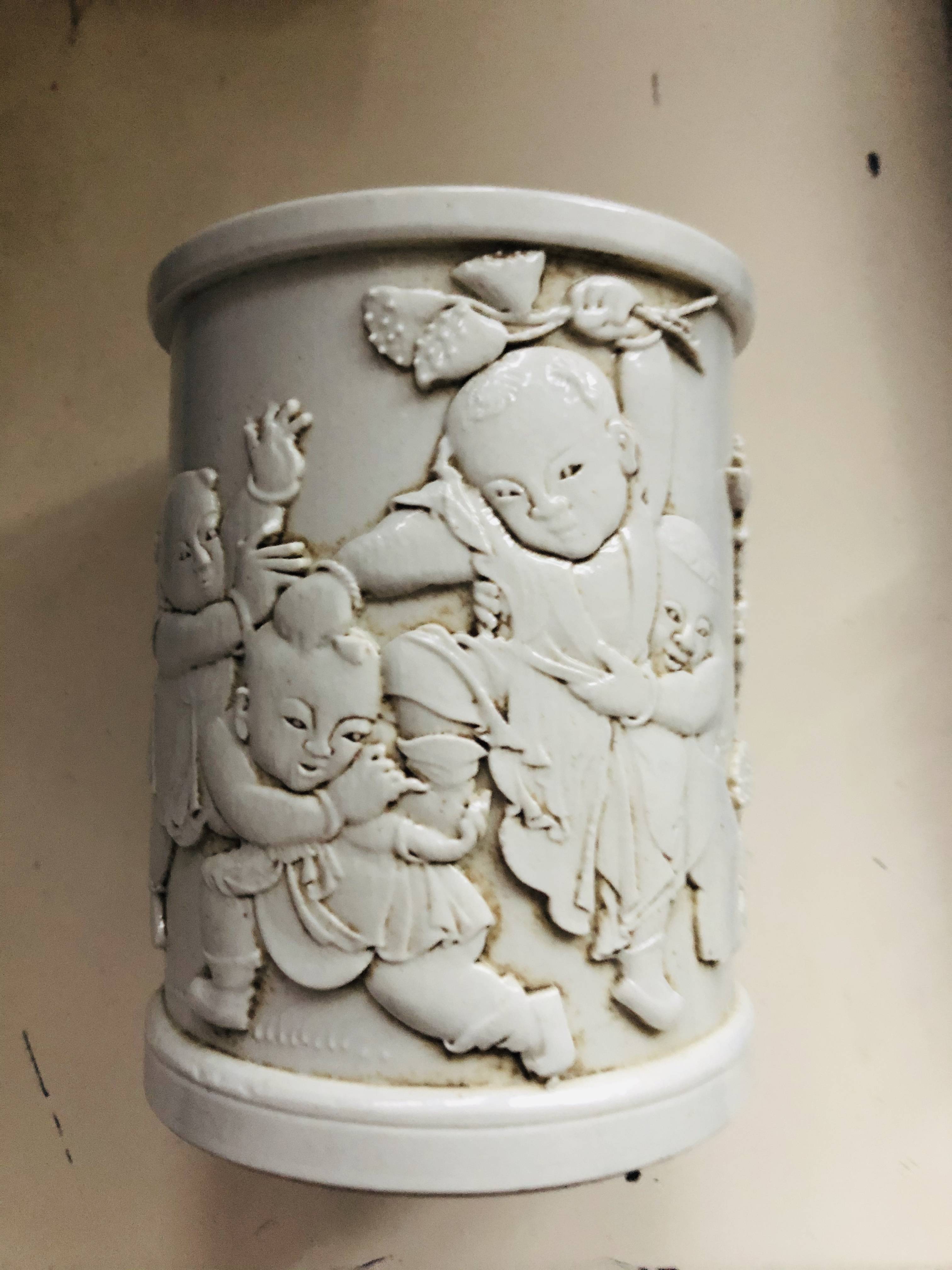 清時代 【王炳荣作】在銘 雕瓷虎獸松林文筆筒 白磁 文房具(Y-8) 清時代 【王炳荣作】在銘 雕瓷虎獸松林文筆筒 白磁 文房具(Y-