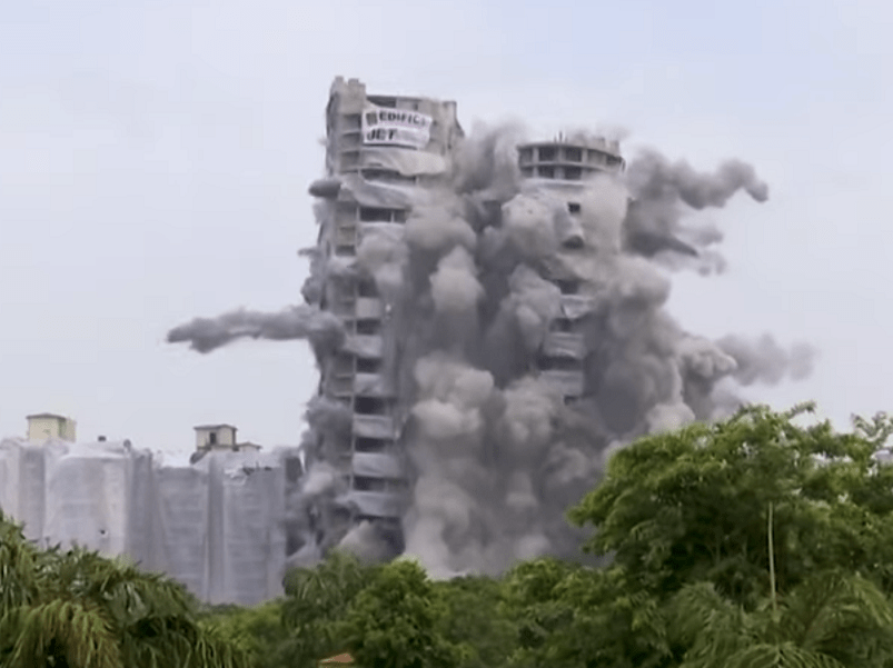 现场曝光！印度约百米高“双子塔”违建被拆除，爆破用炸药超3700公斤
