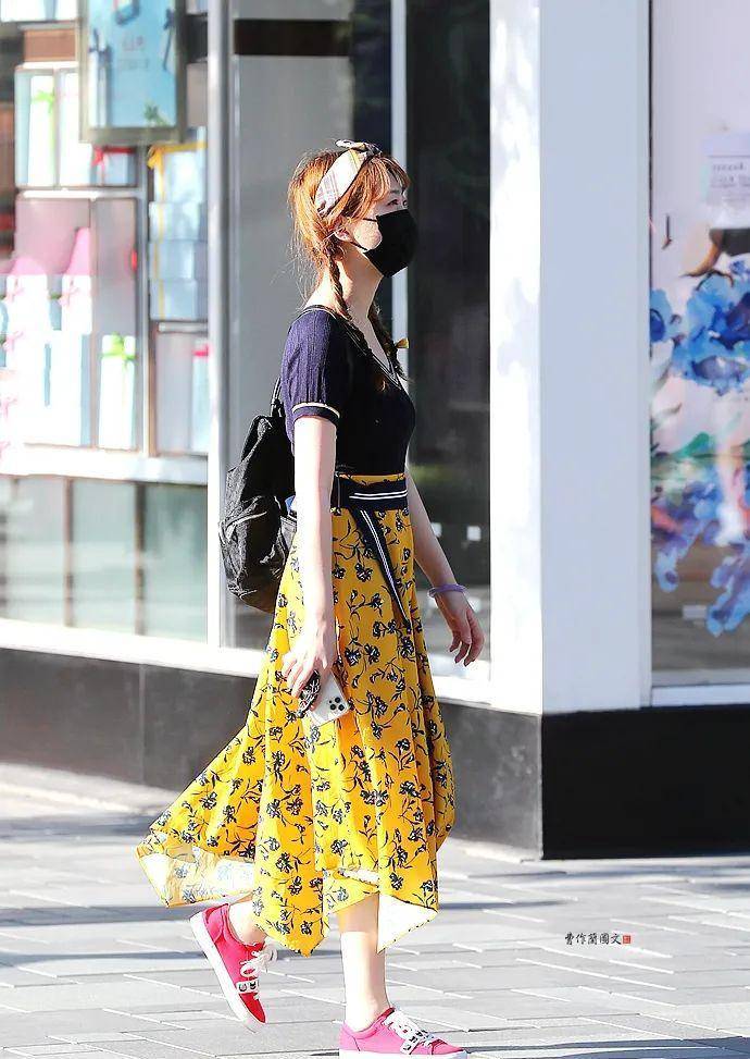 街拍组图:女生穿上肉色丝袜,让肌肤颜色协调一致,为美丽加分_美女