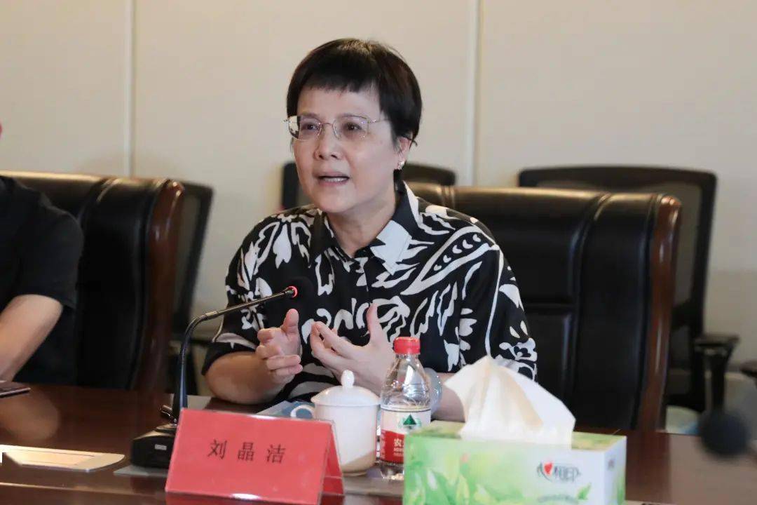 刘晶洁就莆田近年来欣欣向荣的经济与蓬勃发展的文化旅游开发势头进行