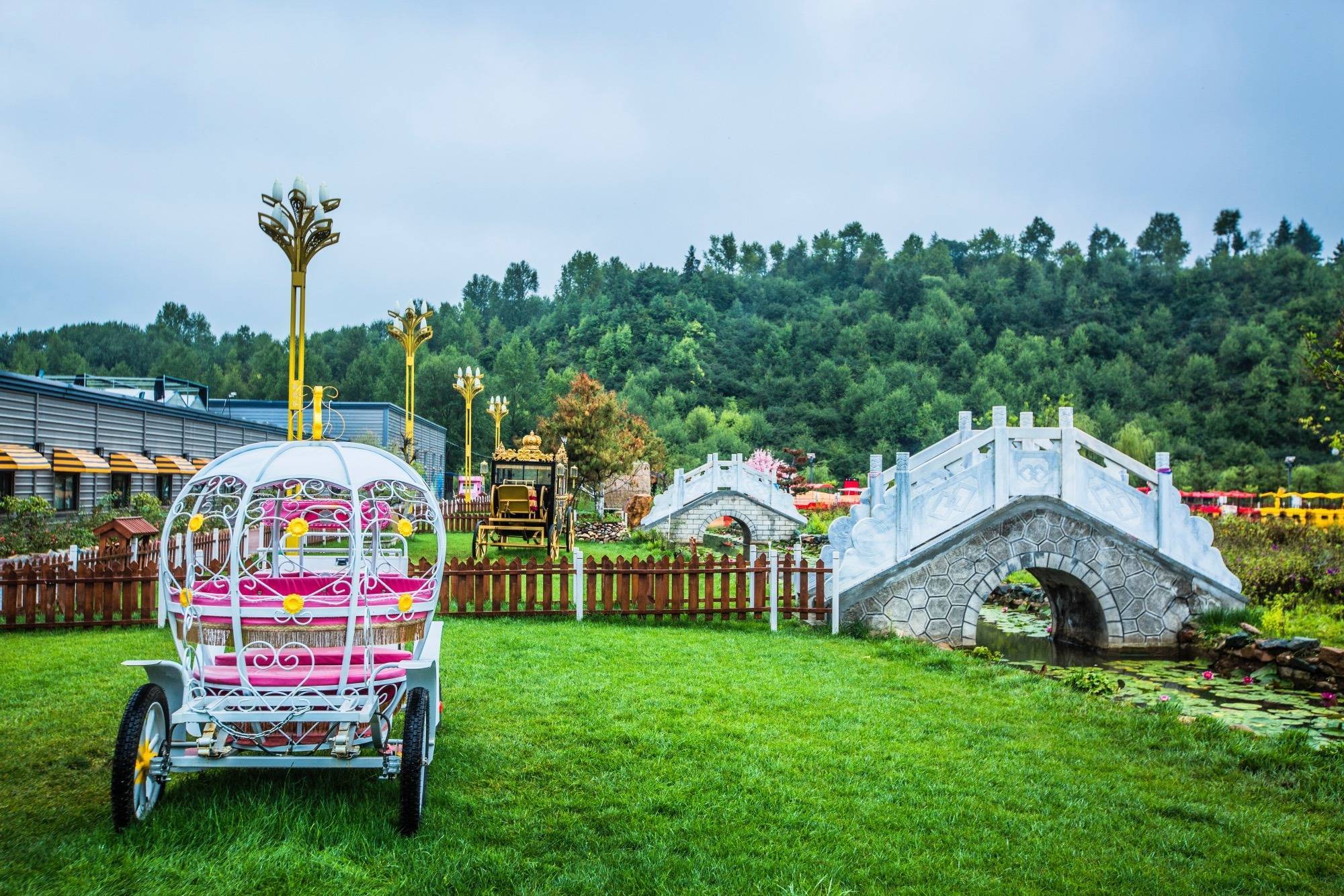 鹿鸣谷毗邻渭河源景区,地理条件得天独厚,整个园区依山傍水,山清水秀