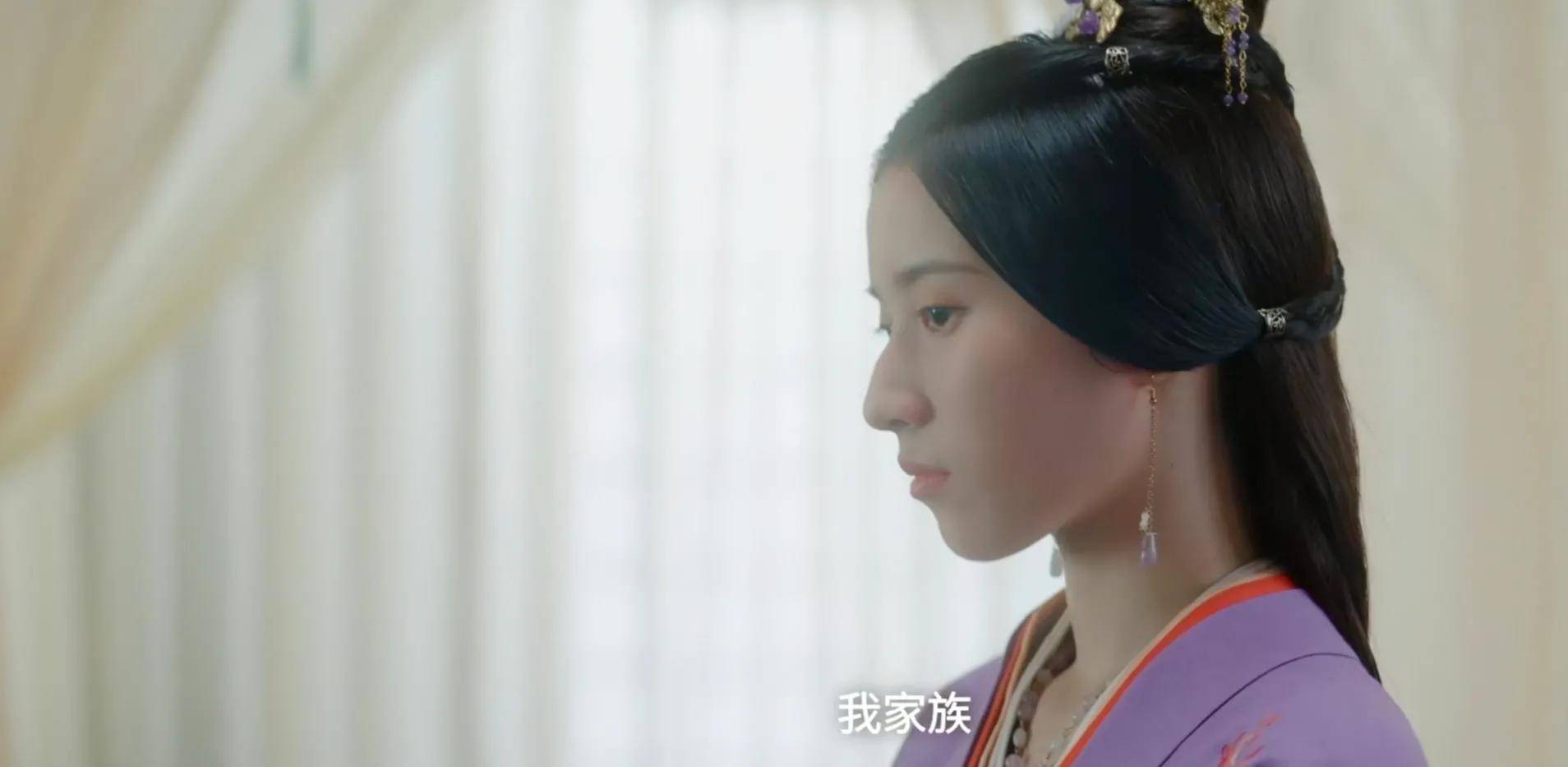 但一直高高在上,刁蛮跋扈的她,其实也是个银样蜡枪头,根本没什么脑子