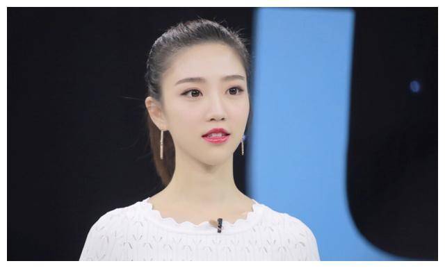 《达人秀》唯一女主持 175高的江苏卫视当家花旦,人美腿长有_张纯烨