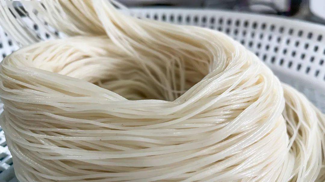 "吃到刚从机器口下剪断的新鲜米线,随行的朋友们赞叹不已.