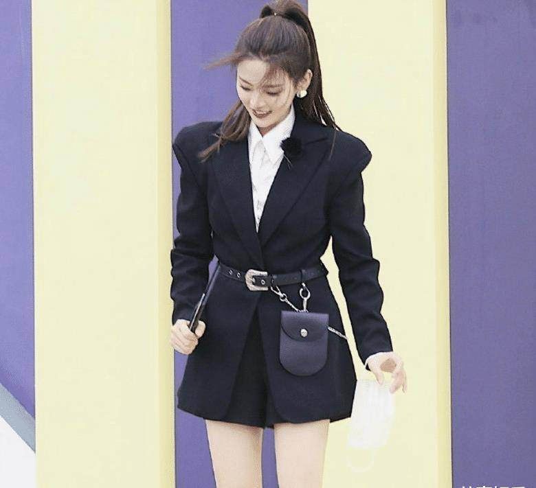 杨超越录综艺传路透照,穿黑西装高马尾好飒,我却被她手机壳吸引