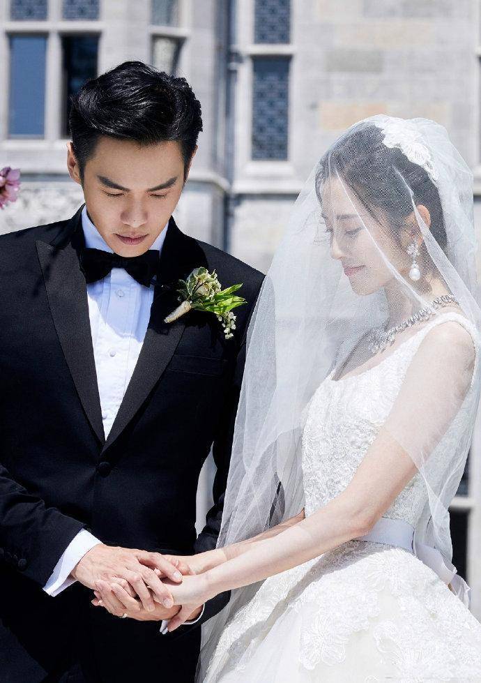 张若昀唐艺昕一家三口罕见同框,女儿在爸爸怀里软糯可爱_孩子_母亲