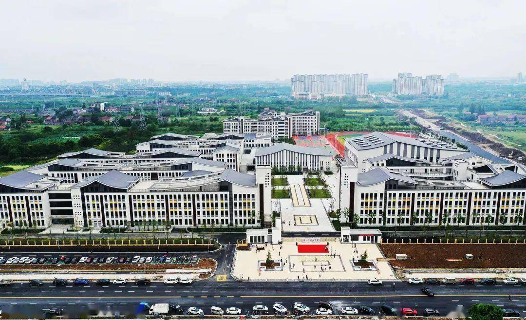 荆州市北门中学新校区落成揭牌,9月1 日开学迎新