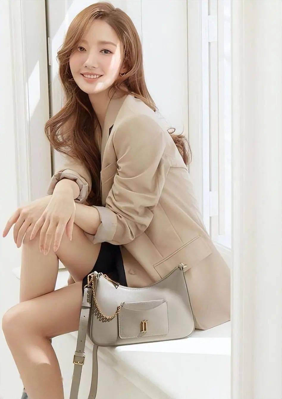 朴敏英性感露背装大秀雪肌!网友大赞:只有她驾驭得了「这颜色」_薰衣