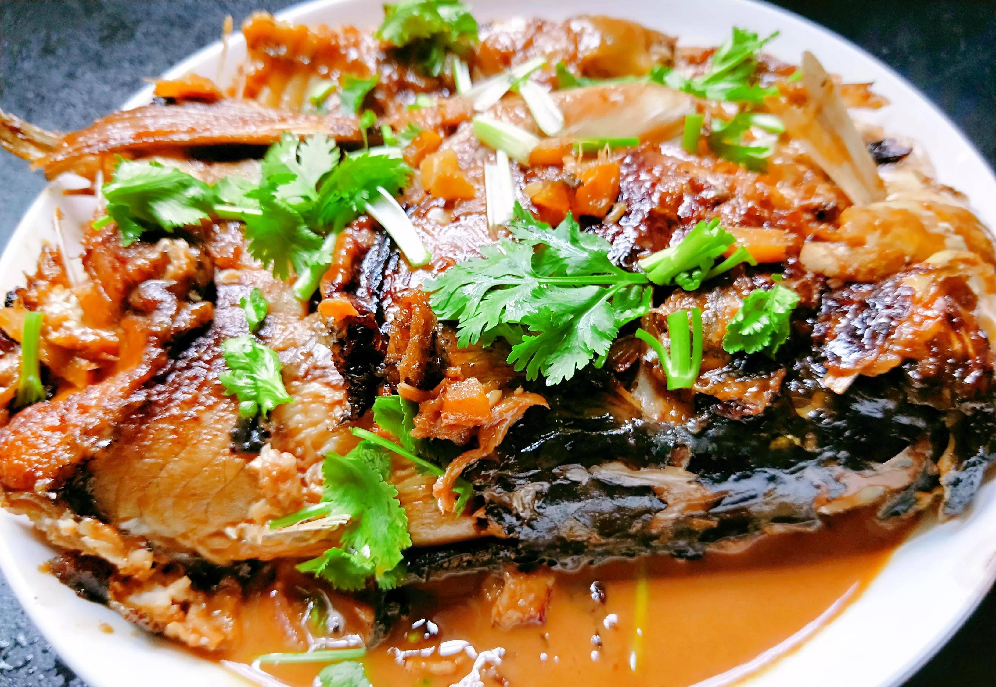 第一道:红烧鱼头下面推荐这八道家常菜的做法,喜欢的朋友记得收藏